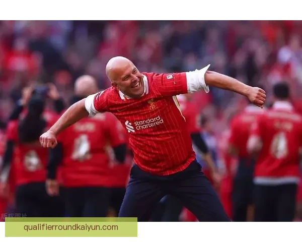 拉斐尔·贝尼特斯执教英超球队表现稳健，战术体系持续提升析